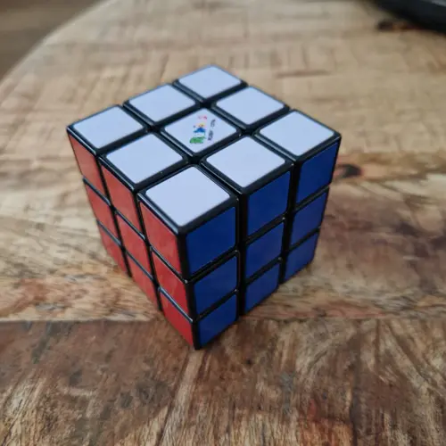 De Rubiks kubus is in 1974 uitgevonden door de Hongaarse architect en professor Ernő Rubik. Aanvankelijk had hij het bedacht als een lesmateriaal om driedimensionale geometrie te onderwijzen.